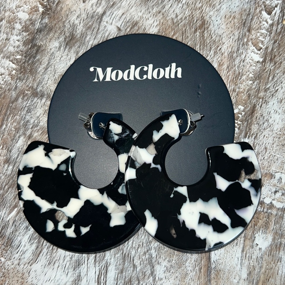 3/$20🎀 ModCloth hoop style earrings! Black white